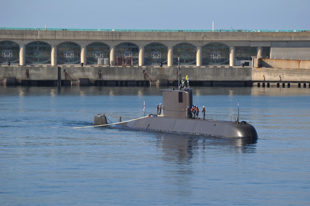 ROK Submarine Na Dae-Yong (SS-069) Moored Alongside USS Frank Cable (AS40)