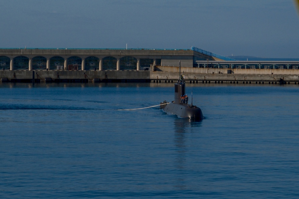 ROK Submarine Na Dae-Yong (SS-069) Moored Alongside USS Frank Cable (AS40)