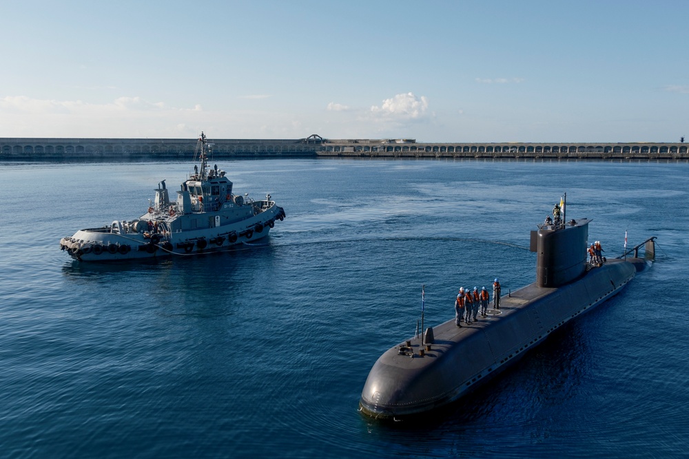 ROK Submarine Na Dae-Yong (SS-069) Moored Alongside USS Frank Cable (AS40)