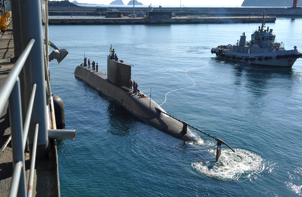 ROK Submarine Na Dae-Yong (SS-069) Moored Alongside USS Frank Cable (AS40)