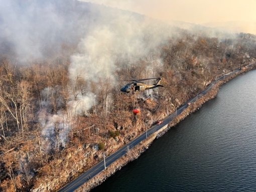 New York Army National Guard helicopter crews fight Jennings Creek Fire