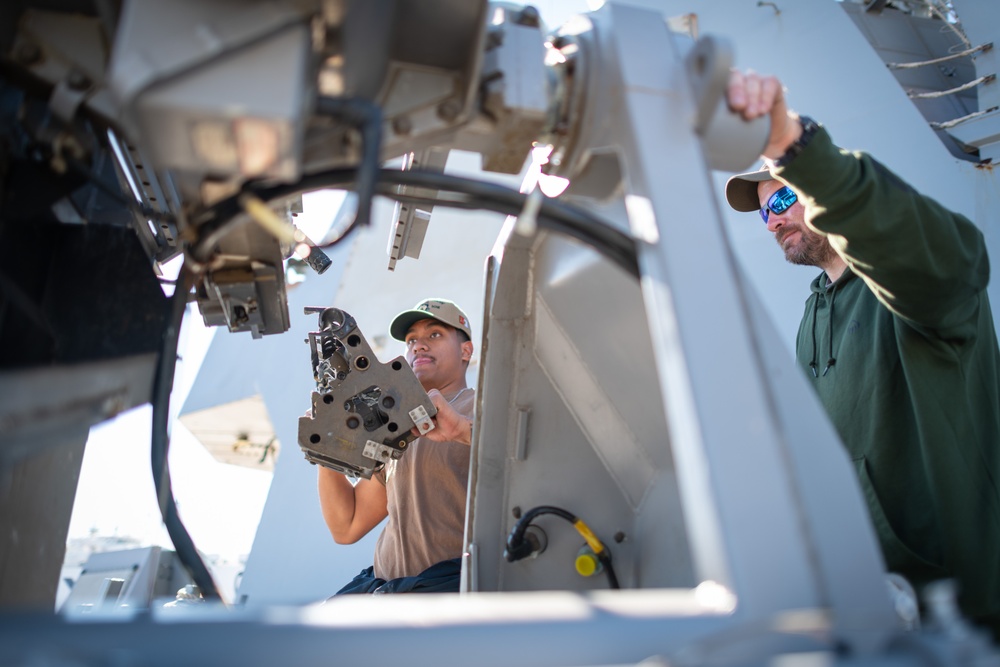 USS Sampson (DDG 102) Gets a Ship Groom at Naval Surface Warfare Center, Port Hueneme Division