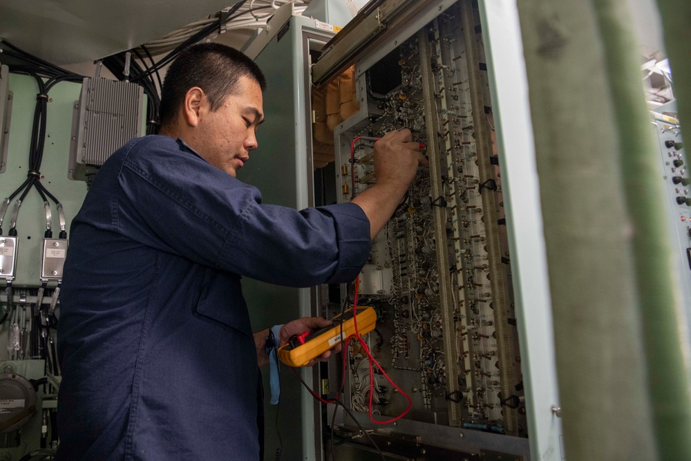 Makin Island Sailors Conduct Routine Maintenance