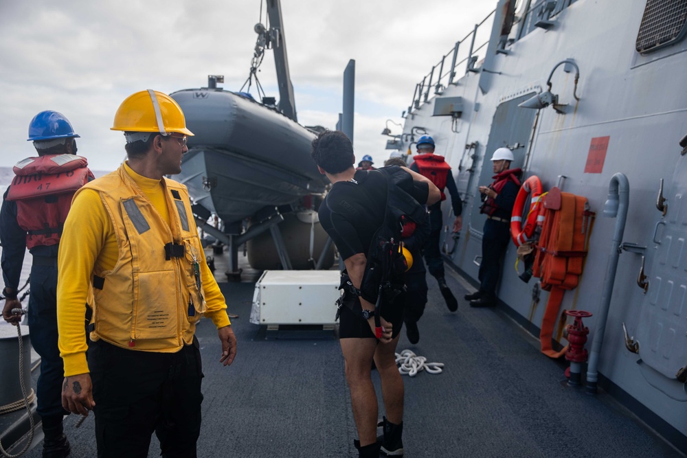 USS Higgins Conducts Man Overboard Drill