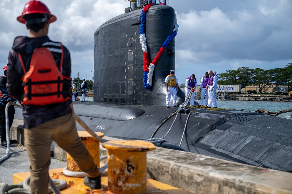 USS Minnesota Arrives in Guam