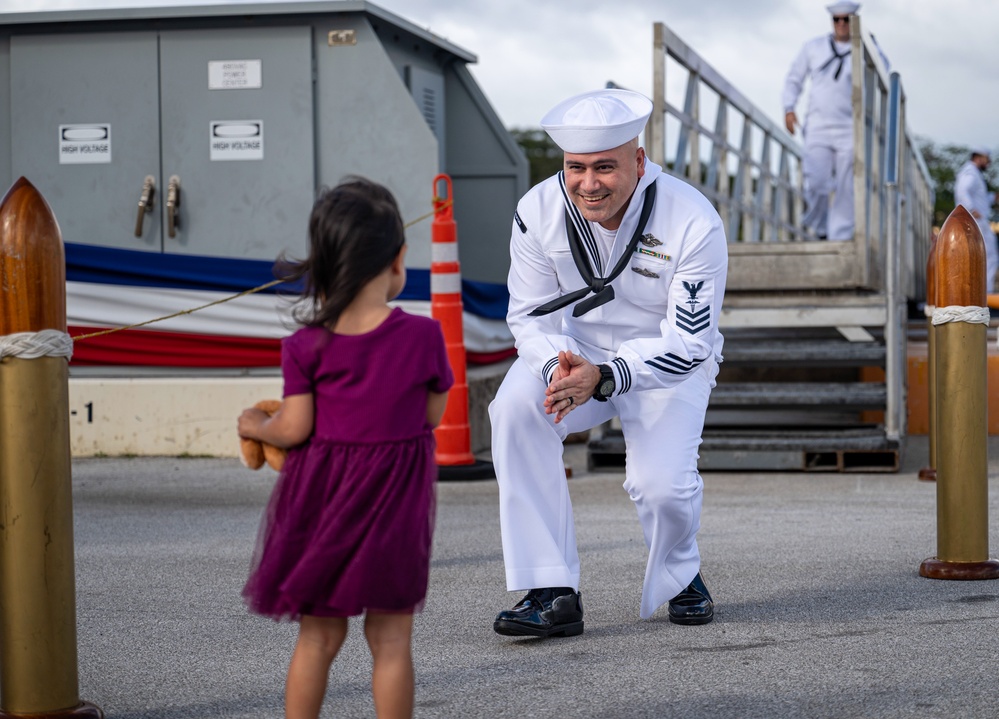 USS Minnesota Arrives in Guam