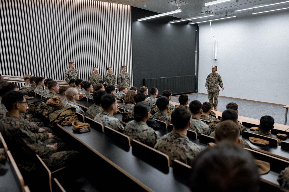 U.S. Marine Corps Brig. Gen. Hennigan visits U.S Marines before Exercise Freezing Winds