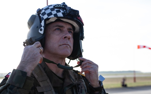 First Team deputy commanding general attends Apache familiarization flight