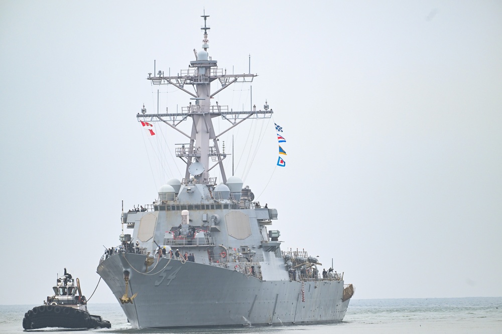 USS Curtis Wilbur (DDG 54) arrives at NSWC PHD