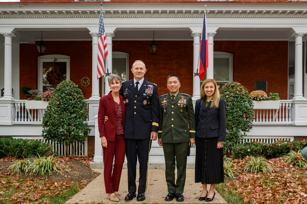 Chief of Staff of the U.S. Army hosts Philippine Army Commander on Whipple Field