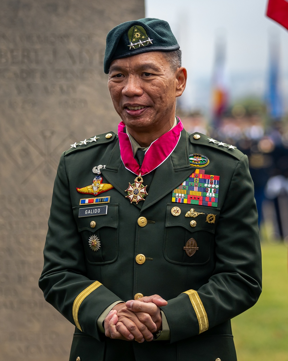 Chief of Staff of the U.S. Army hosts Philippine Army Commander on Whipple Field