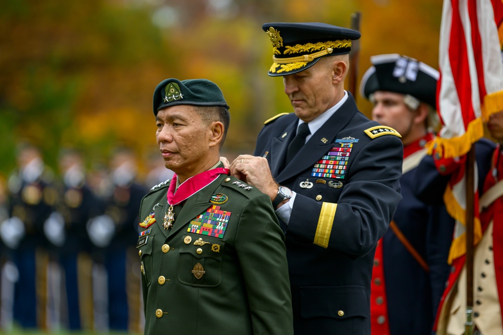 Chief of Staff of the U.S. Army hosts Philippine Army Commander on Whipple Field