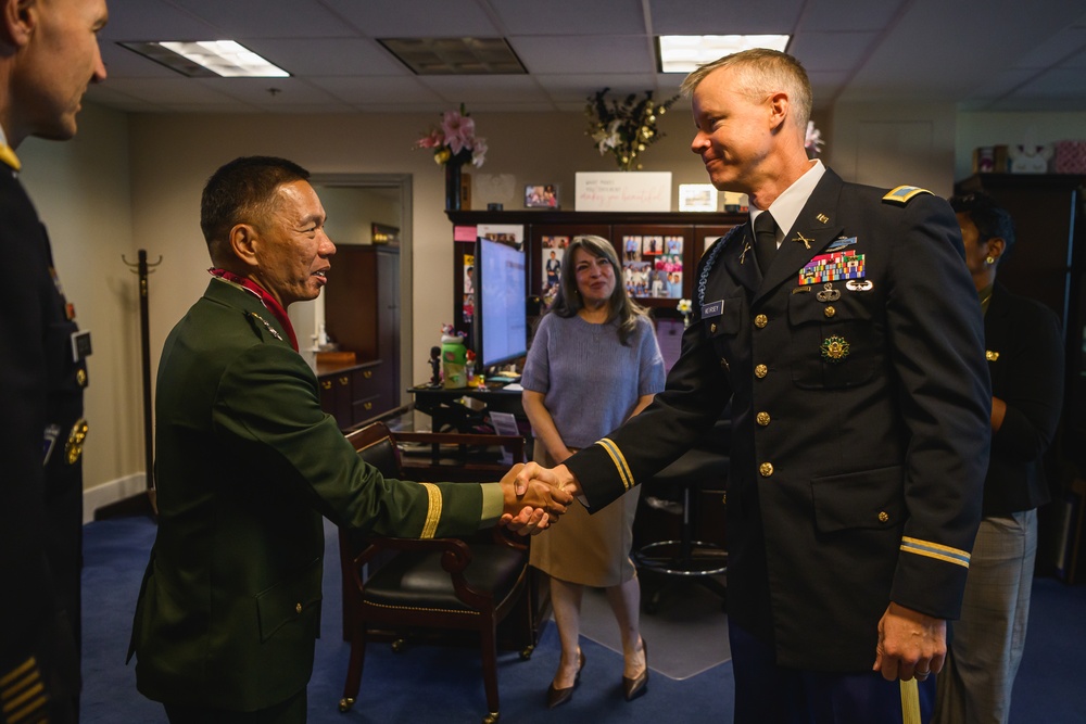 Chief of Staff of the U.S. Army hosts Philippine Army Commander on Whipple Field