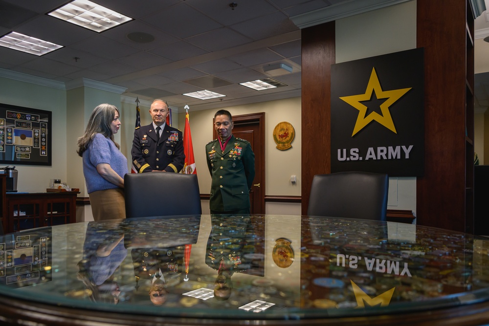 Chief of Staff of the U.S. Army hosts Philippine Army Commander on Whipple Field