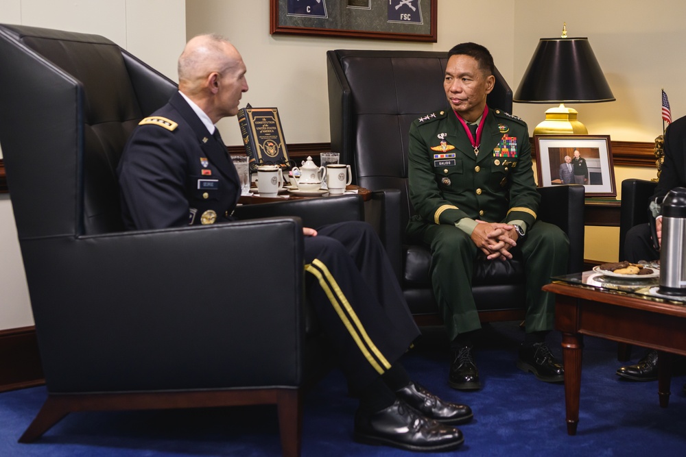 Chief of Staff of the U.S. Army hosts Philippine Army Commander on Whipple Field