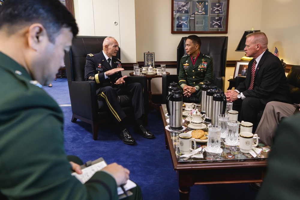 Chief of Staff of the U.S. Army hosts Philippine Army Commander on Whipple Field