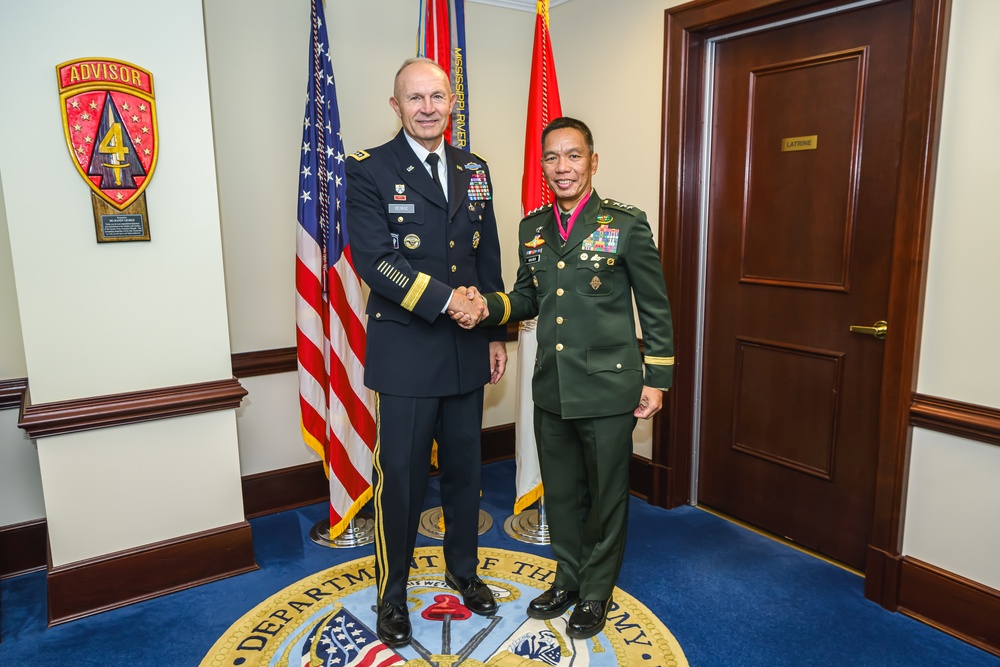 Chief of Staff of the U.S. Army hosts Philippine Army Commander on Whipple Field