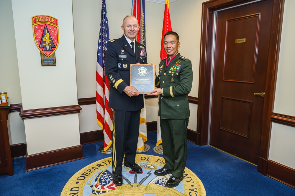 Chief of Staff of the U.S. Army hosts Philippine Army Commander on Whipple Field