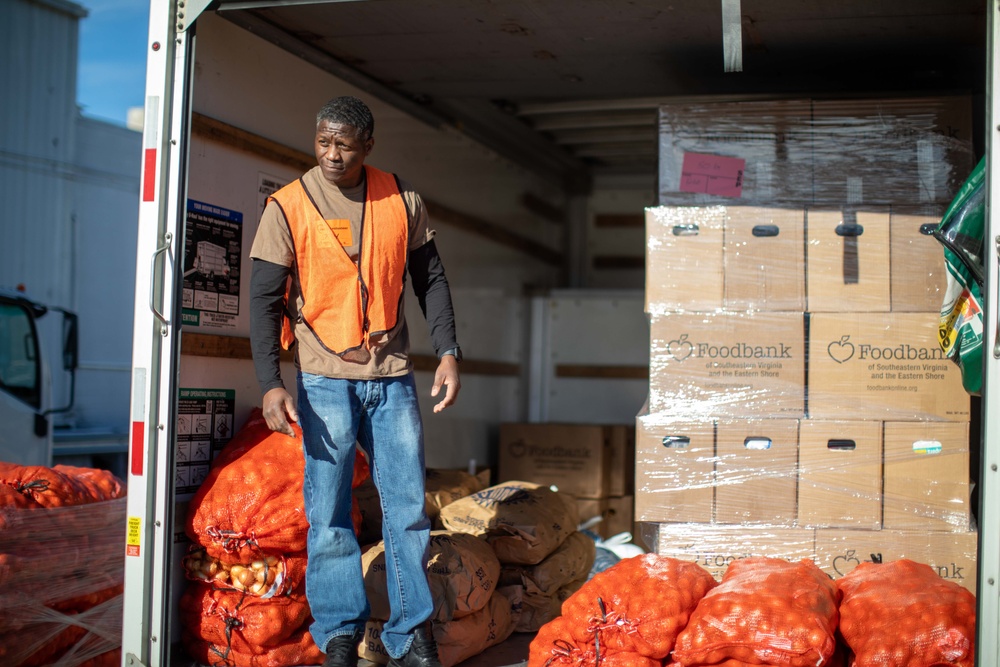 USS Bataan Sailors Volunteer at Foodbank