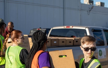 USS Bataan Sailors Volunteer at Foodbank