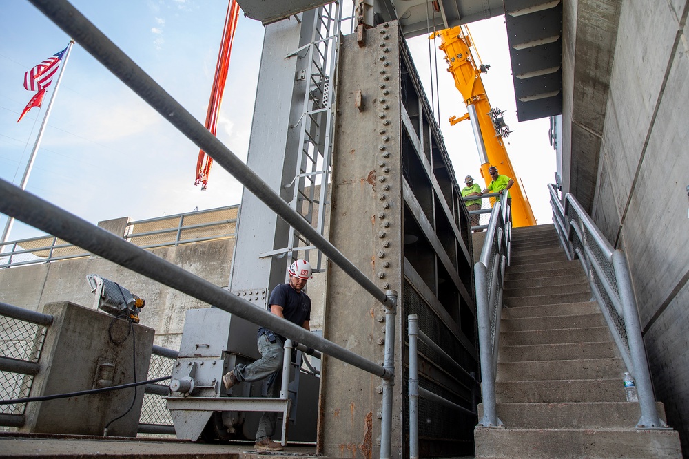 Out with the old, in with the new: Bulkhead gates at Gavins Point Dam replaced for the first time