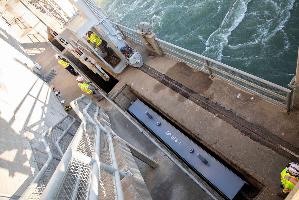 Out with the old, in with the new: Bulkhead gates at Gavins Point Dam replaced for the first time