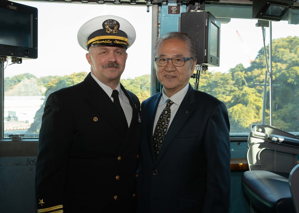 US Ambassador to Japan and Yokosuka Mayor welcome USS George Washington to Commander Fleet Activities Yokosuka