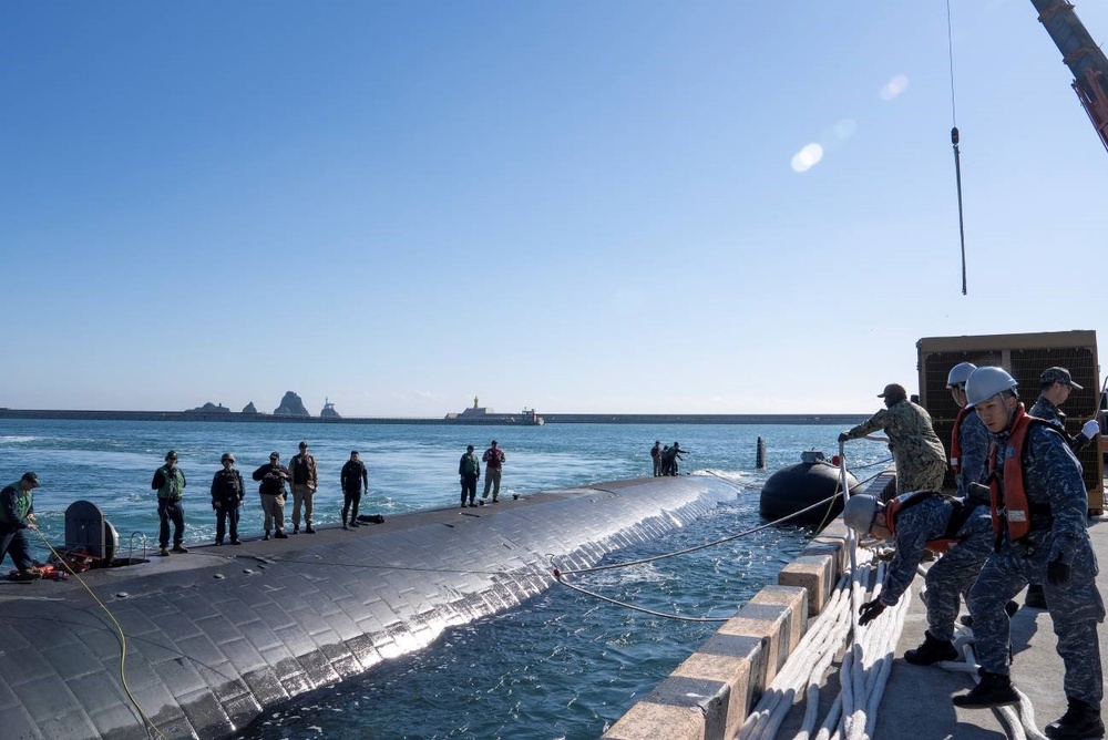 USS Columbia (SSN 771) visits Busan, South Korea