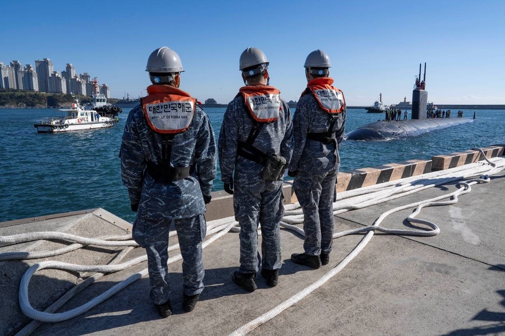 USS Columbia (SSN 771) visits Busan, South Korea