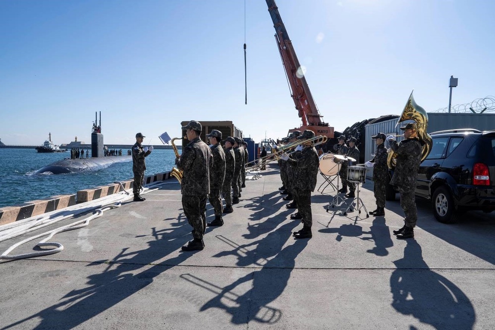 USS Columbia (SSN 771) visits Busan, South Korea