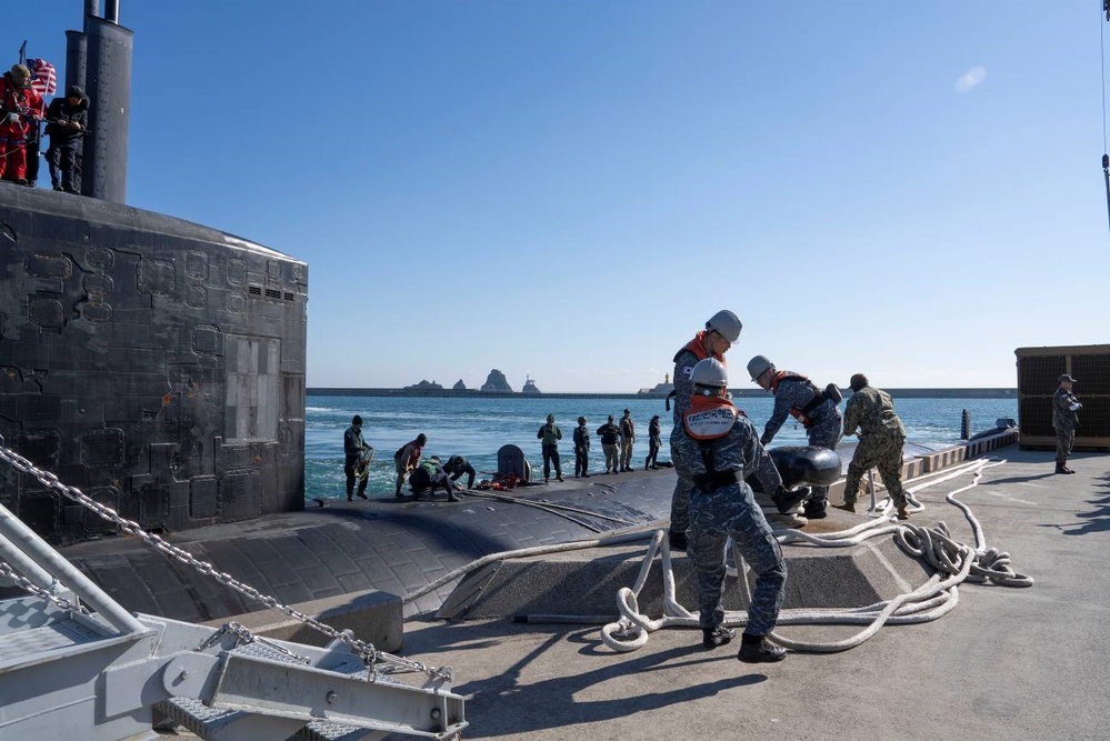 USS Columbia (SSN 771) visits Busan, South Korea