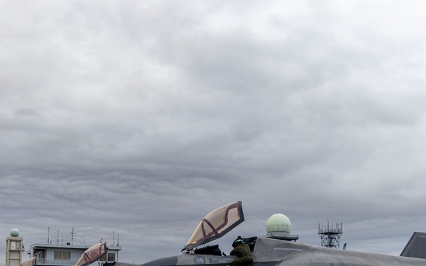 KS 25 | U.S. Marines arrive and refuel at JASDF Nyutabaru Air Base