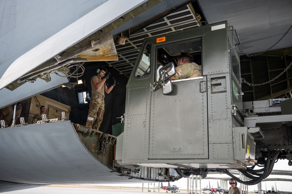 Port Dawgs Load Cargo to Support 389th Fighter Squadron and Fighter Generation Squadron Deployment