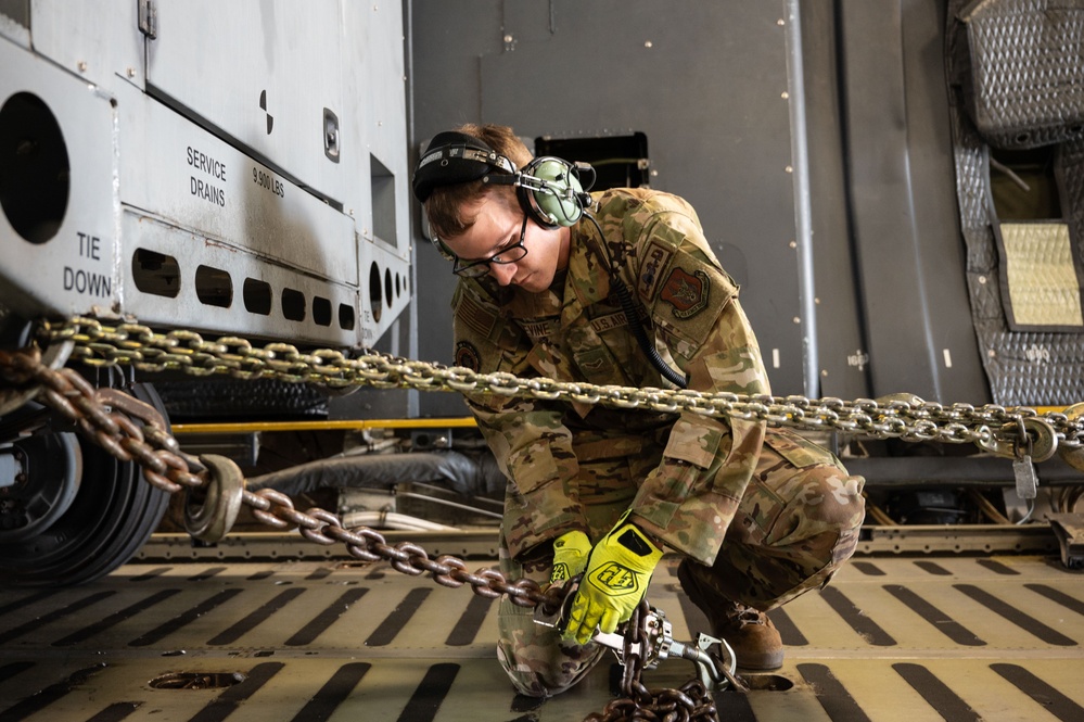 Port Dawgs Load Cargo to Support 389th Fighter Squadron and Fighter Generation Squadron Deployment