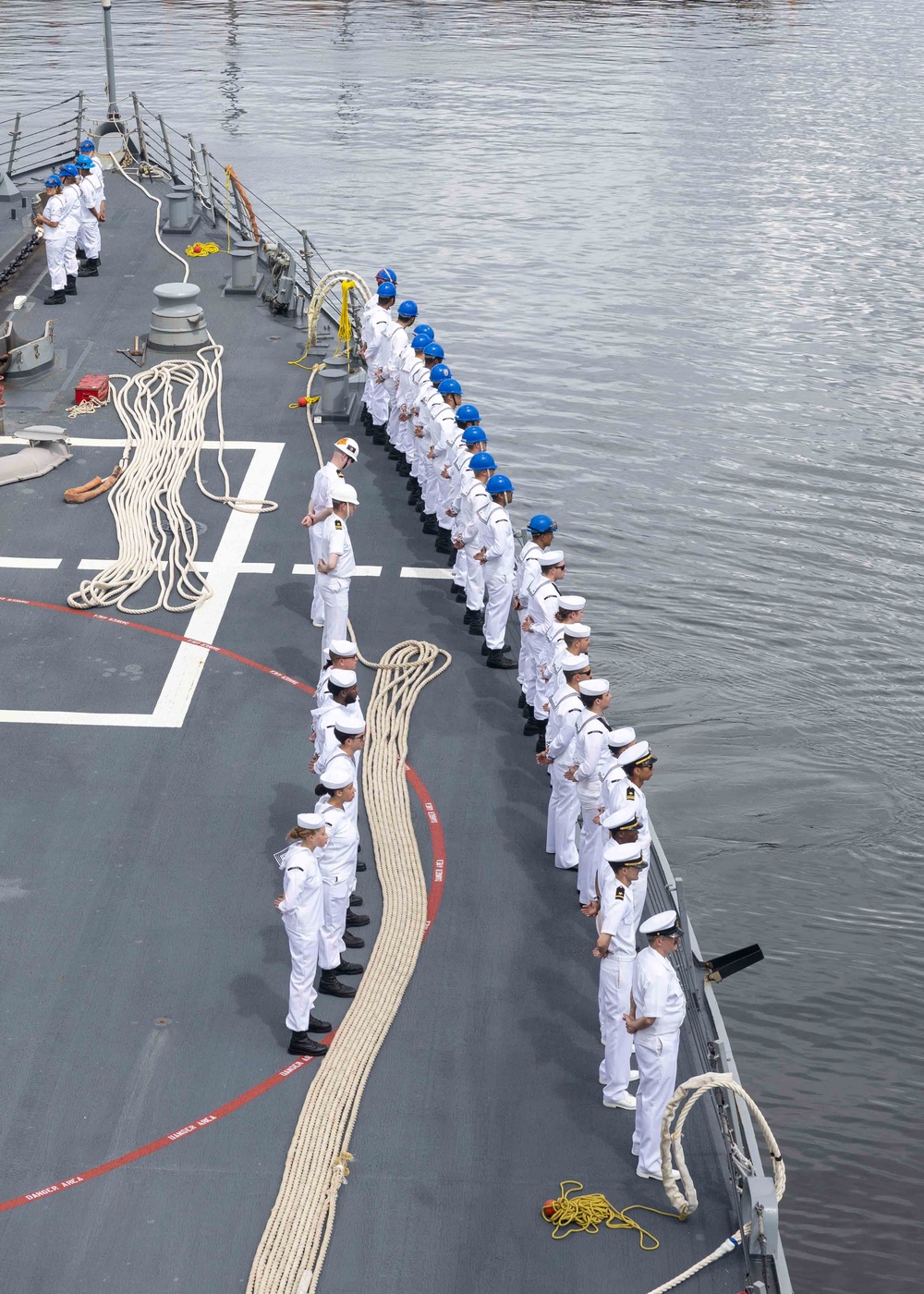 USS Milius (DDG 69) Manila port visit