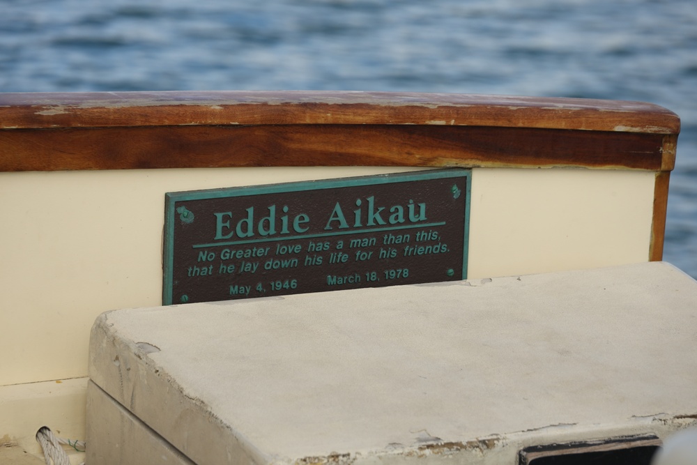 Explore the Hokule’a: Mokapu Elementary School and MCBH service members tour Polynesian voyaging canoe