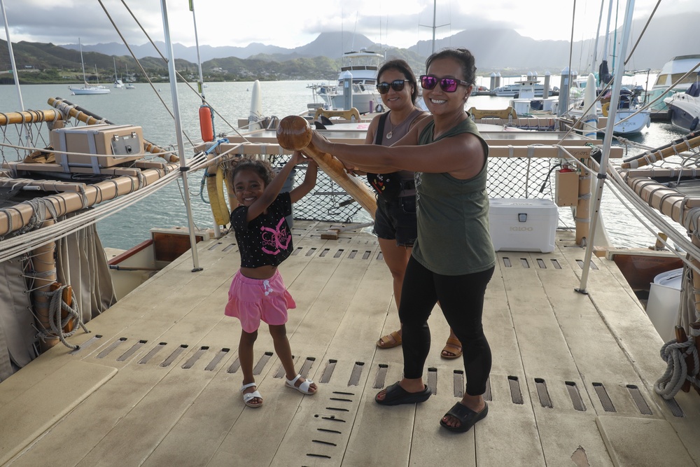 Explore the Hokule’a: Mokapu Elementary School and MCBH service members tour Polynesian voyaging canoe