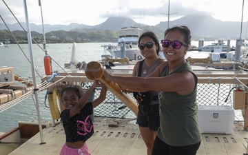 Explore the Hokule’a: Mokapu Elementary School and MCBH service members tour Polynesian voyaging canoe