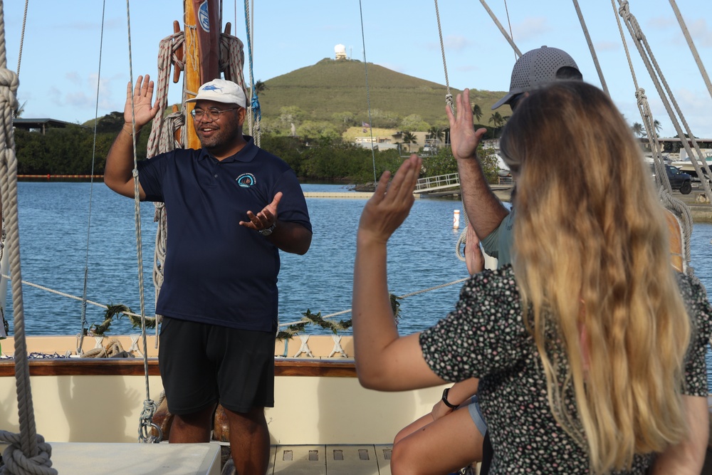 Explore the Hokule’a: Mokapu Elementary School and MCBH service members tour Polynesian voyaging canoe