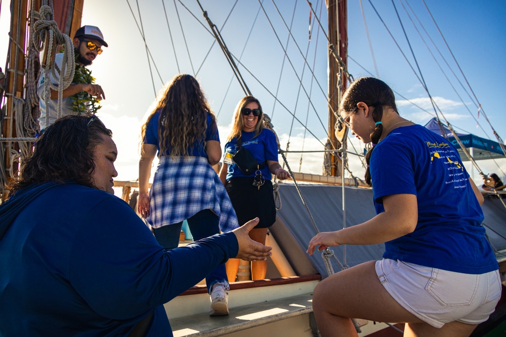 Explore the Hokule’a: Mokapu Elementary School and MCBH service members tour Polynesian voyaging canoe