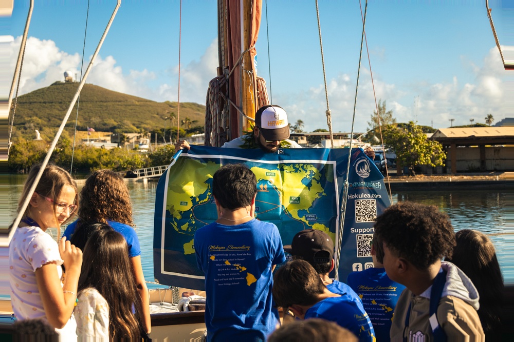 Explore the Hokule’a: Mokapu Elementary School and MCBH service members tour Polynesian voyaging canoe