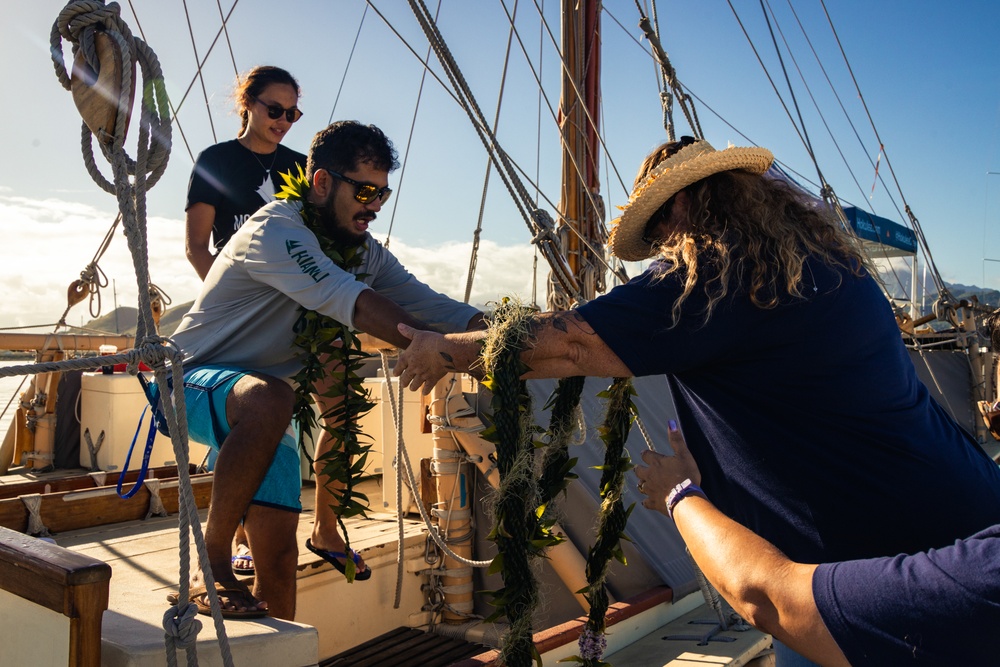 Explore the Hokule’a: Mokapu Elementary School and MCBH service members tour Polynesian voyaging canoe