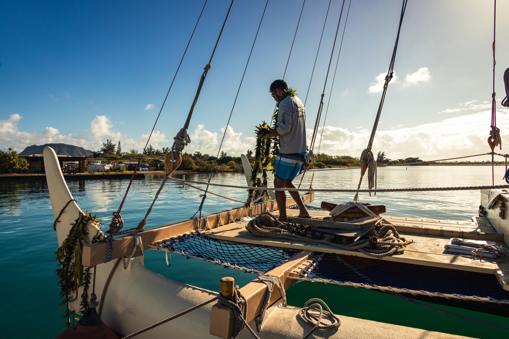 Explore the Hokule’a: Mokapu Elementary School and MCBH service members tour Polynesian voyaging canoe