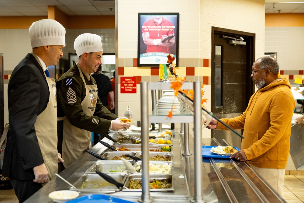 1st TSC leadership serves Thanksgiving meal to Fort Knox community