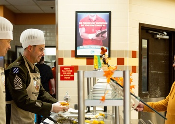 1st TSC leadership serves Thanksgiving meal to Fort Knox community