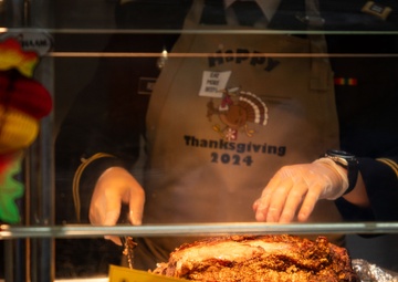 1st TSC leadership serves Thanksgiving meal to Fort Knox community