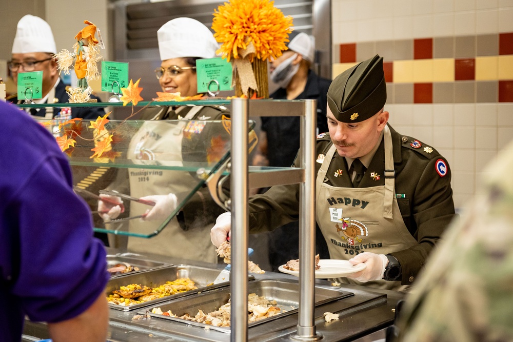 1st TSC leadership serves Thanksgiving meal to Fort Knox community