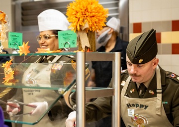 1st TSC leadership serves Thanksgiving meal to Fort Knox community