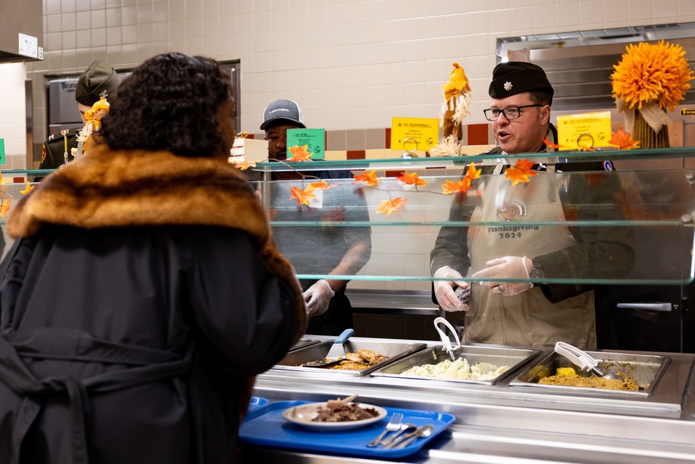 1st TSC leadership serves Thanksgiving meal to Fort Knox community