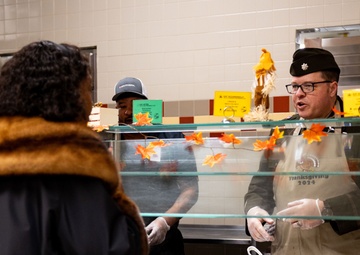 1st TSC leadership serves Thanksgiving meal to Fort Knox community